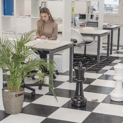 Foto der Innenansicht Lerncenter Kloten mit Schülerin