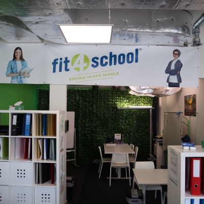 Foto des Eingangs im fit4school-Lern- und Coachingcenter Zürich-Leimbach