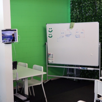 Foto eines Lernplatzes mit Tafel im fit4school-Lern- und Coachingcenter Zürich-Leimbach