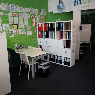 Foto eines Lernplatzes im fit4school-Lern- und Coachingcenter Zürich-Leimbach