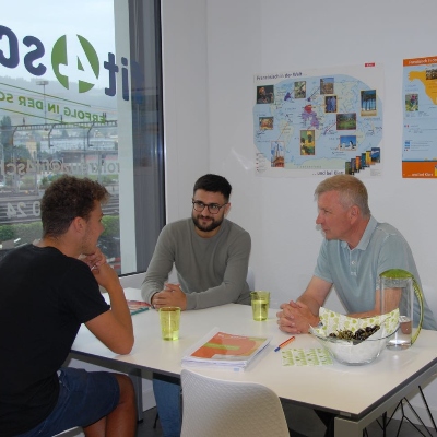 Foto einer Besprechung im fit4school-Lern- und Coachingcenter Rotkreuz