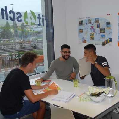 Foto einer Lerngruppe im fit4school-Lern- und Coachingcenter Rotkreuz