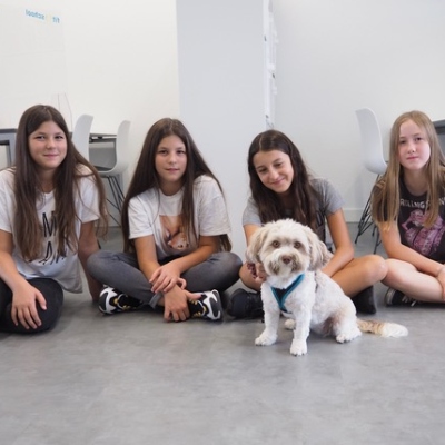 Foto von Schülerinnen und Bürohund des fit4school-Lern- und Coachingcenters Rotkreuz