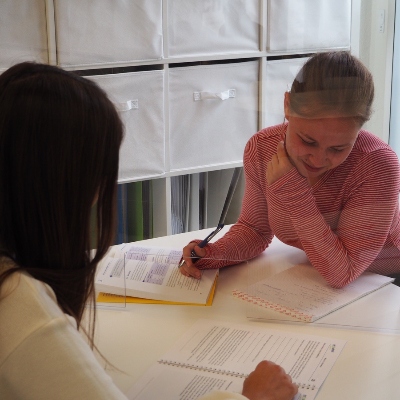 Foto einer Schülerin und Tutorin im fit4school-Lern- und Coachingcenter Zug