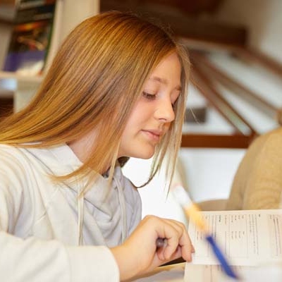 Foto einer Schülerin beim Lesen im fit4school-Lern- und Coachingcenter Muttenz