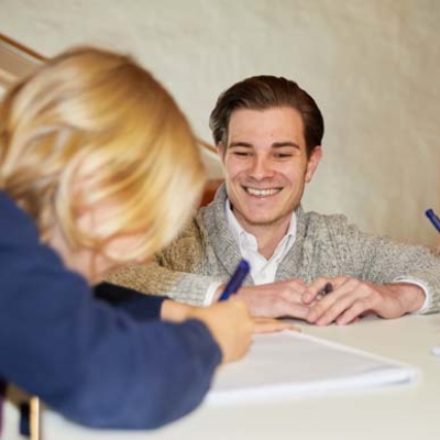 Foto eines Tutors mit einem Schüler im fit4school-Lern- und Coachingcenter Muttenz