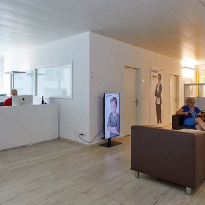 Foto des Wartebereichs des fit4school-Lern- und Coachingcenters Basel