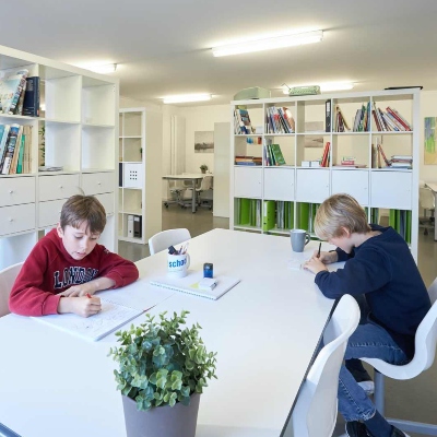 Foto von Kindern beim Lernen im Kinder beim Lernen im fit4school-Lern- und Coachingcenter Binningen