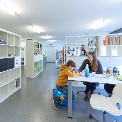 Foto einer Lehrerin, die einem Schüler hilft im fit4school-Lern- und Coachingcenter Binningen