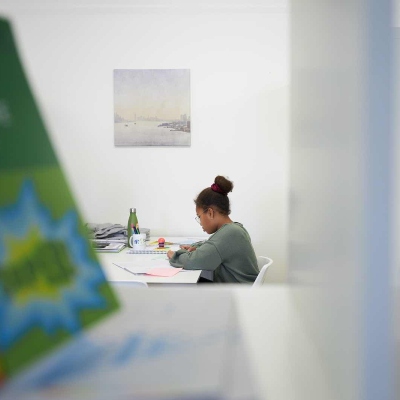 Foto eines Mädchen beim Lernen Ein Mädchen beim Lernen im fit4school-Lern- und Coachingcenter Binningen