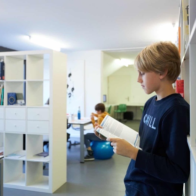 Foto eines Schülers beim Lernen im fit4school-Lern- und Coachingcenter Binningen