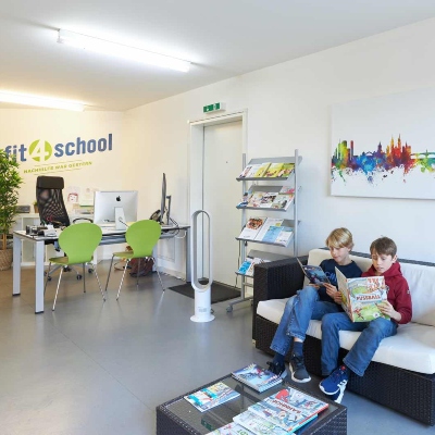 Foto des Wartebereichs im fit4school-Lern- und Coachingcenter Binningen