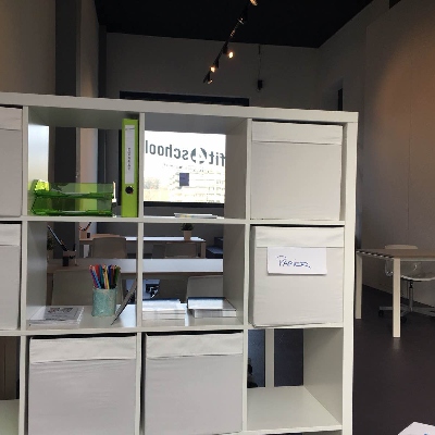 Foto eines Regals im fit4school-Lern- und Coachingcenter Oerlikon