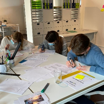 Foto einer Lerngruppe im fit4school-Lern- und Coachingcenter Oerlikon