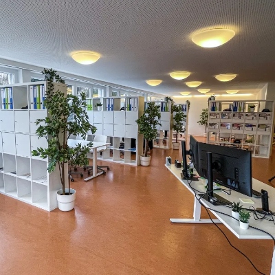 Foto des Lerncenters mit Schreibtisch und Regalen