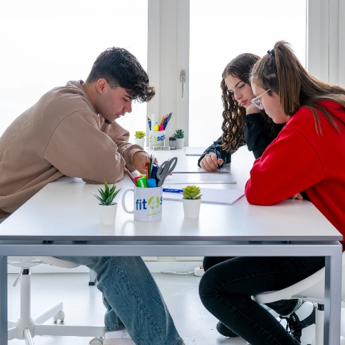 Foto von SchülerInnen beim Lernen im Lerncenter Horgen