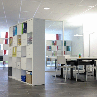 Foto von Regalen und Tisch im Lerncenter Affoltern am Albis