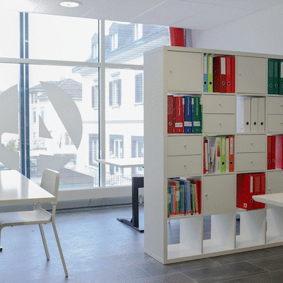 Foto von einem Regal mit Tischen und Fensterfront in Affoltern am Albis